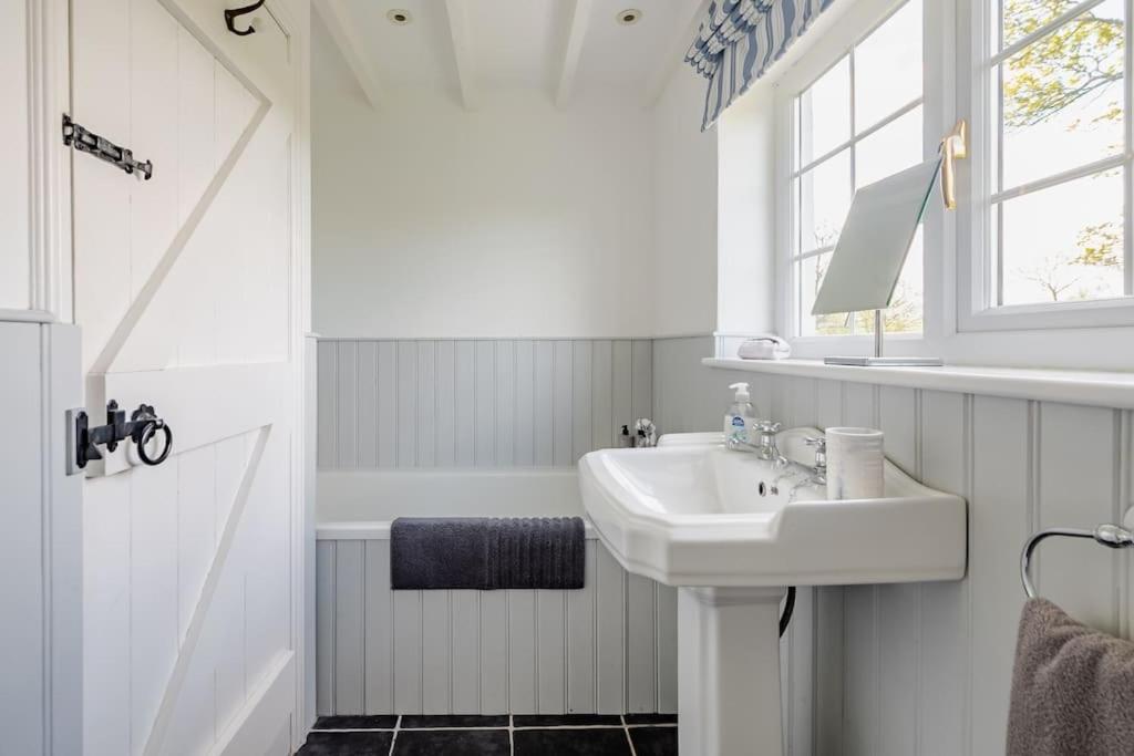 Rhos Y Bel Cottage Angelsey Llangadwaladr  외부 사진